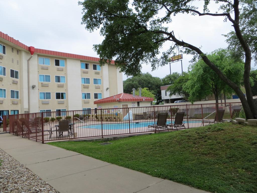 ซูเปอร์ 8 บาย วินด์แฮม ออสติน นอร์ท/ยูนิเวอร์ซิตี้ แอเรีย Hotel ภายนอก รูปภาพ